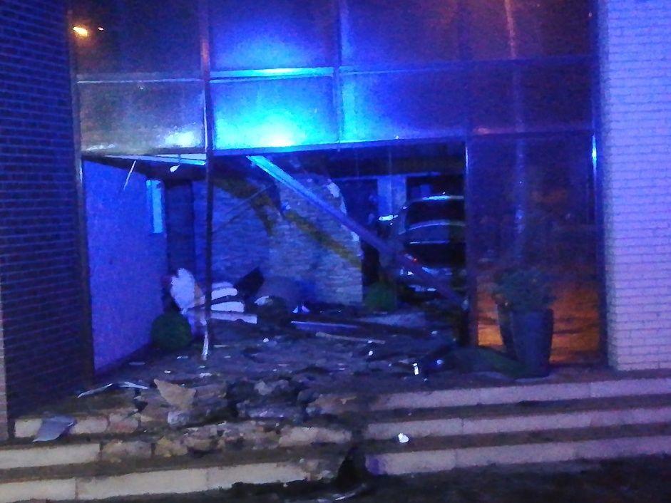 Wypadek w Aleksandrowie Kuj. -Samochód wjechał w lokal usługowy.