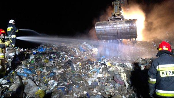 POŻAR ŚMIECI NA SKŁADOWISKU W SŁUŻEWIE