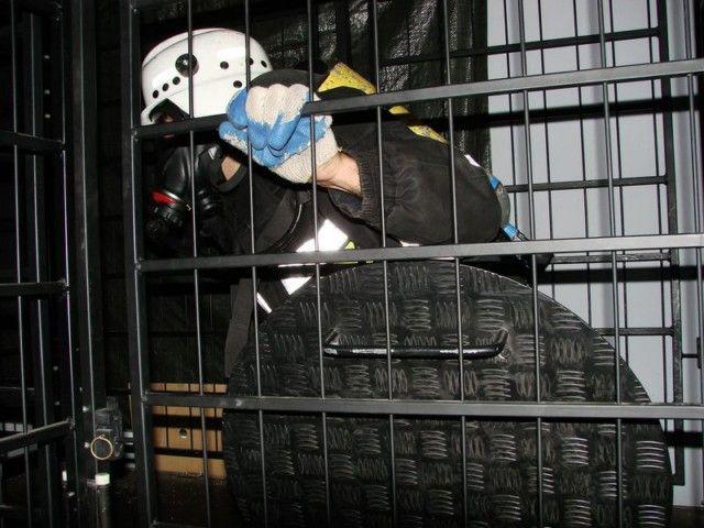 06.04.2011 - Ćwiczenia strażaków w komorze dymowej.