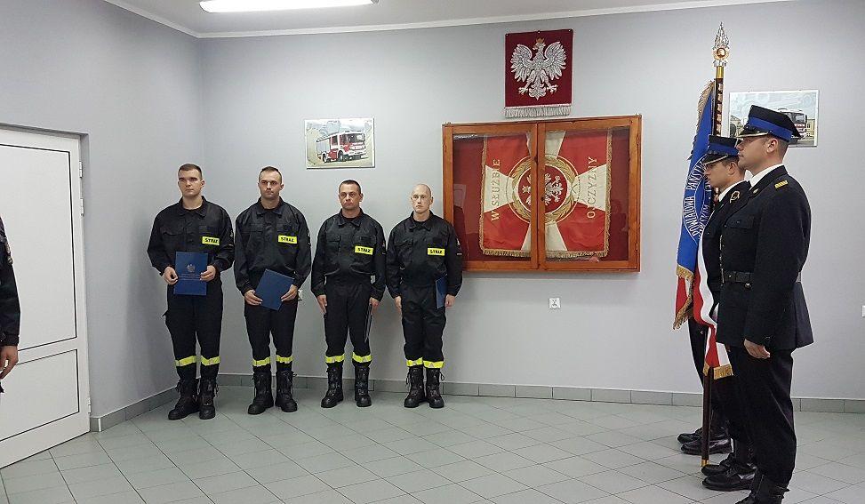 Uroczysty apel - ślubowanie strażaków.