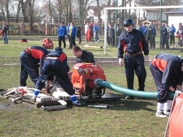 Zawody pożarnicze w ćwiczeniu bojowym.